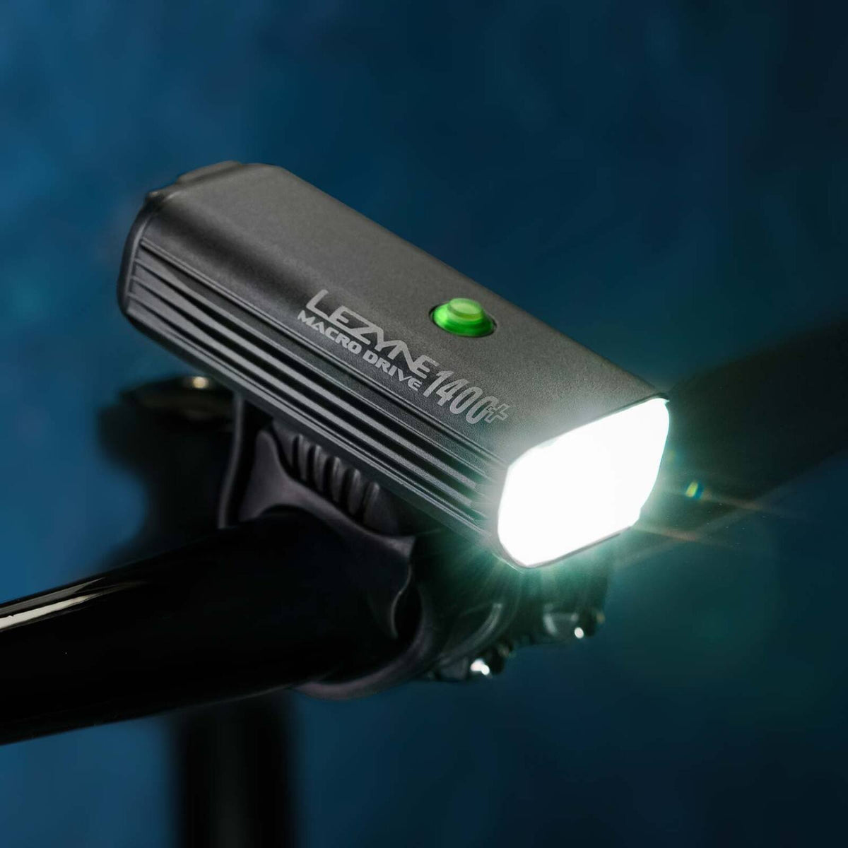 Kit Lezyne Macro Drive 1400+ Loaded con Infinite Light Power Pack XL+