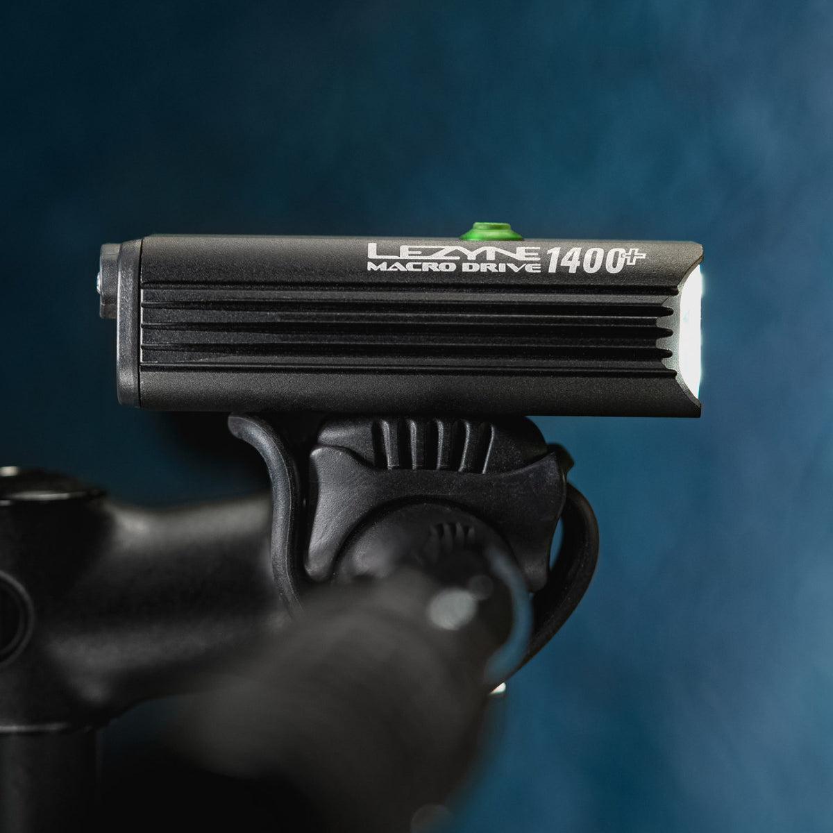 Kit Lezyne Macro Drive 1400+ Loaded con Infinite Light Power Pack XL+
