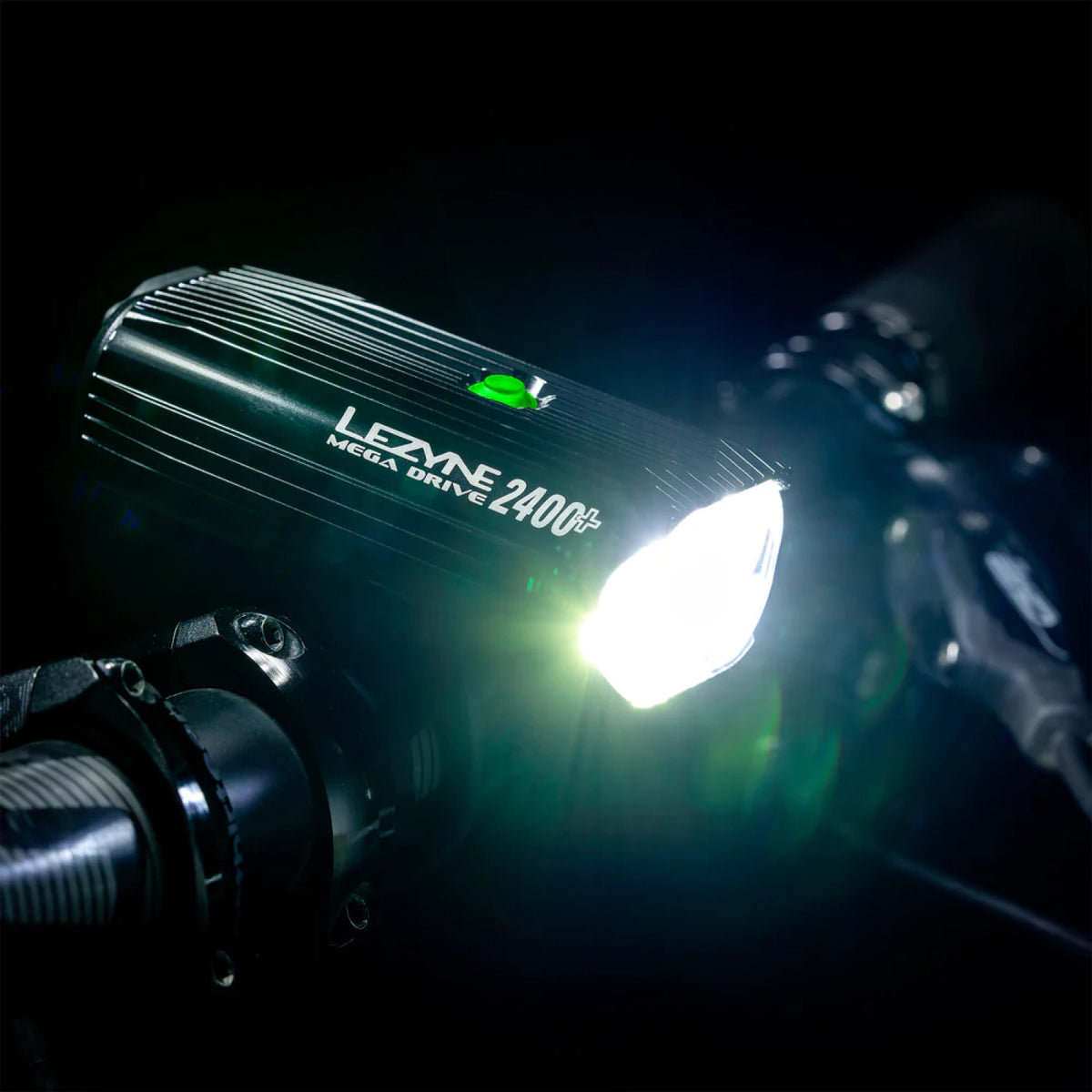 Luz delantera Mega Drive 2400+ 2400 Lúmenes Recargable por USB-C Negra